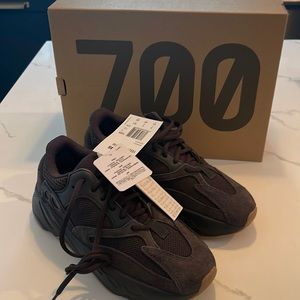 Yeezy Boost 700 Utility black